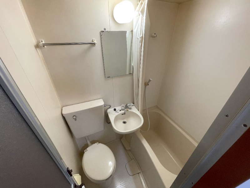 トイレ　コンパクトながら快適なユニットバス空間