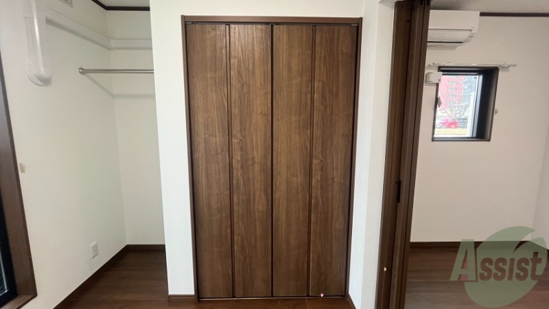 収納　洋室のクローゼットの隣にはハンガー掛けもあります。