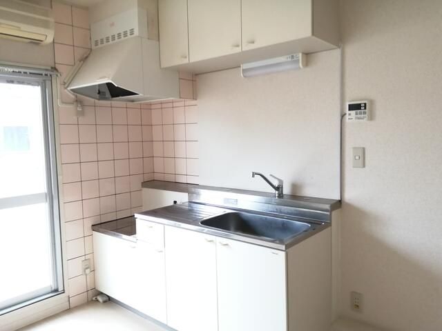 キッチン　ガスコンロ設置可能なキッチンは、仕切りがないので広く使えます