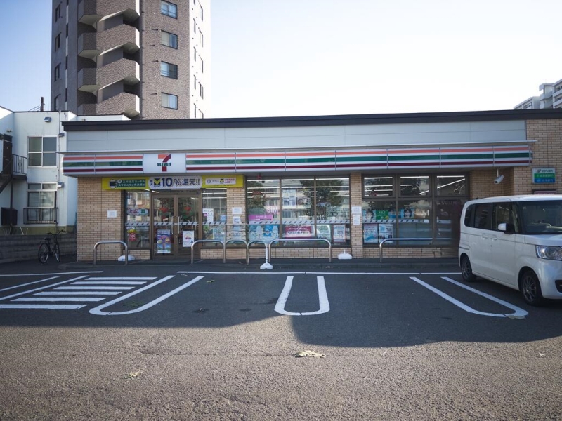コンビニ　セブンイレブン札幌南4条店（コンビニ）まで374m