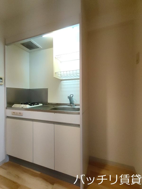 キッチン　別号室写真の為、現況を優先致します。