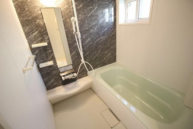 バス・シャワールーム　足も伸ばせる広々バスルーム