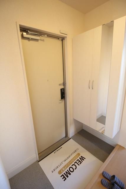 玄関　シューズボックスに姿見鏡まで完備