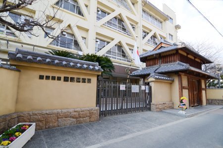 小学校　茨木市立茨木小学校（小学校）まで423m