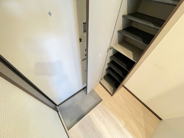 玄関　同一建物２０２号室の写真掲載