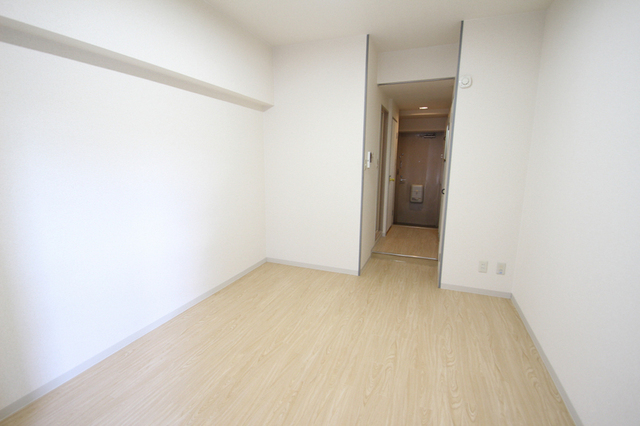 居室・リビング　白く清潔感のあるお部屋