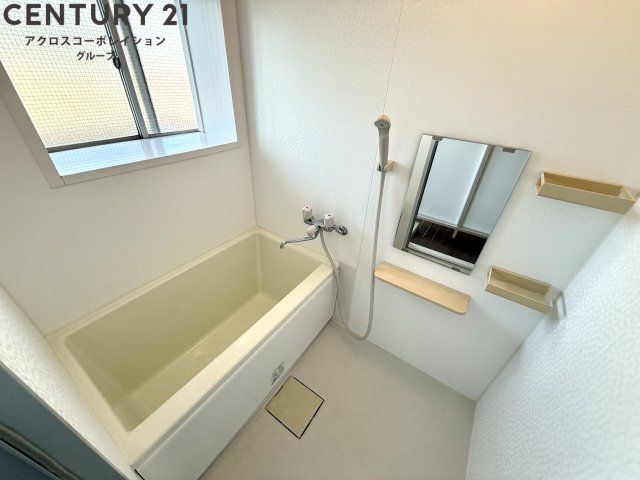 バス・シャワールーム　窓付きで換気に便利です♪