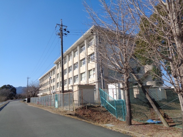 中学校　松阪市立西中学校（中学校）まで3672m