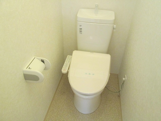 トイレ　ウォシュレット残置になります。