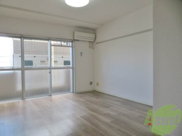 居室・リビング　キレイなフローリングの広々としたお部屋。家具の配置もラクチン