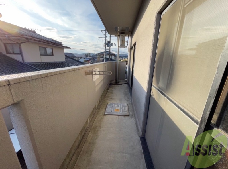 バルコニー　このバルコニースペースは洗濯物も問題なく干せそうですね。