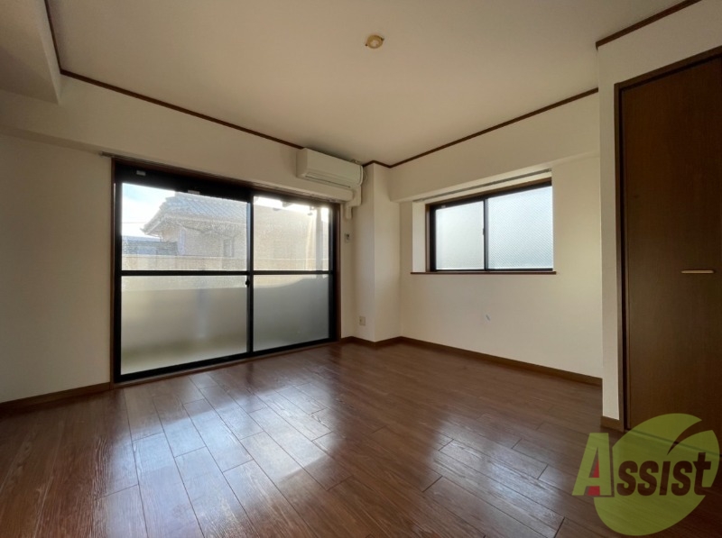 居室・リビング　陽当たりが良く、広々として過ごしやすそうです。