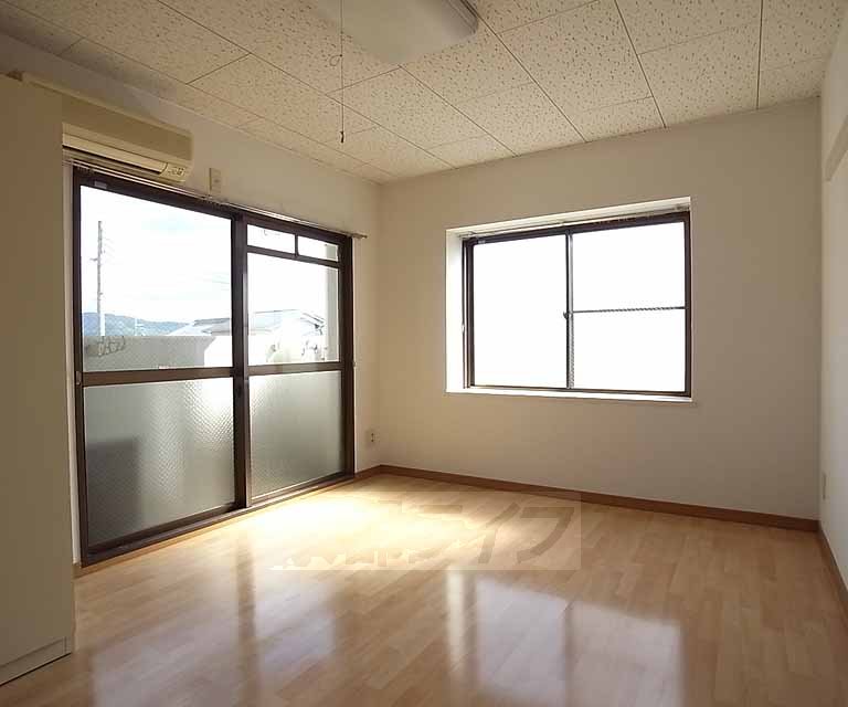 居室・リビング　東向きの洋室です。