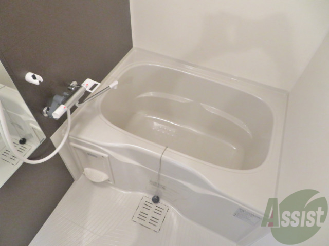 バス・シャワールーム　こちらはお風呂。一日の疲れをここで癒してください。