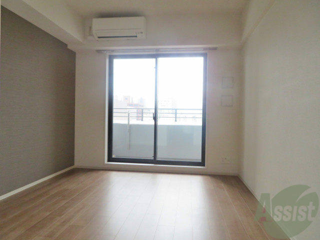 居室・リビング　７帖の洋室です。広々として、きれいですね。