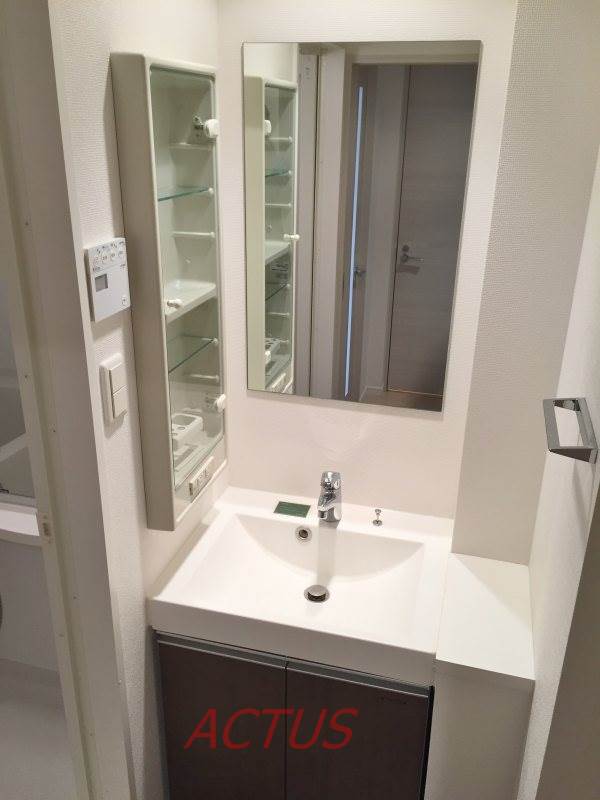 洗面設備　洗面化粧台も収納スペースが豊富です。