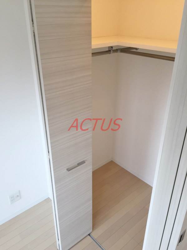 収納　Ｌ型ハンガーパイプに天井高のあるウォークインクローゼット♪