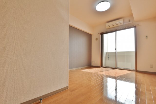 居室・リビング　参考写真（同物件別部屋）