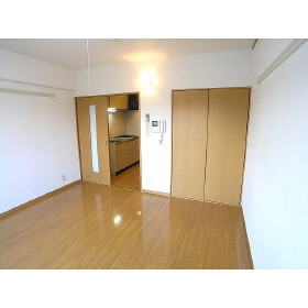 居室・リビング　お部屋は別のお部屋のものです。