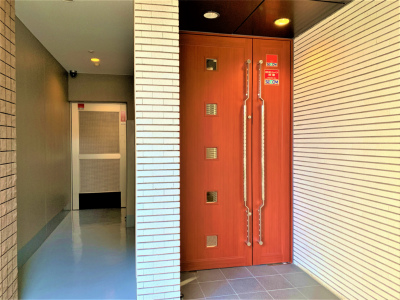 その他　左：駐輪場入り口右：エントランス入り口