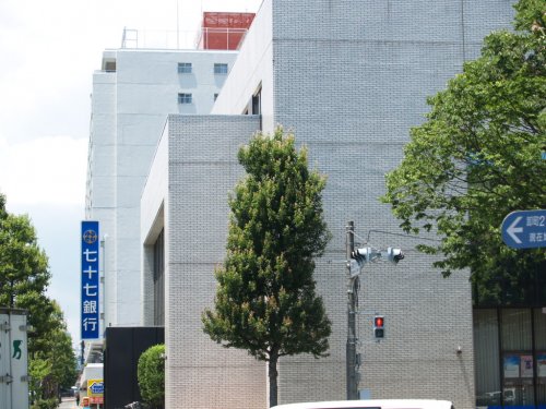 銀行　七十七銀行卸町支店（銀行）まで897m