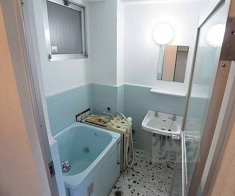 洗面設備　２点ユニットバスです