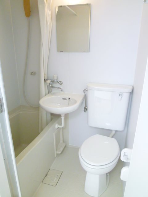 バス・シャワールーム　クリーニング済みのお風呂とトイレと洗面台のユニットバスです♪