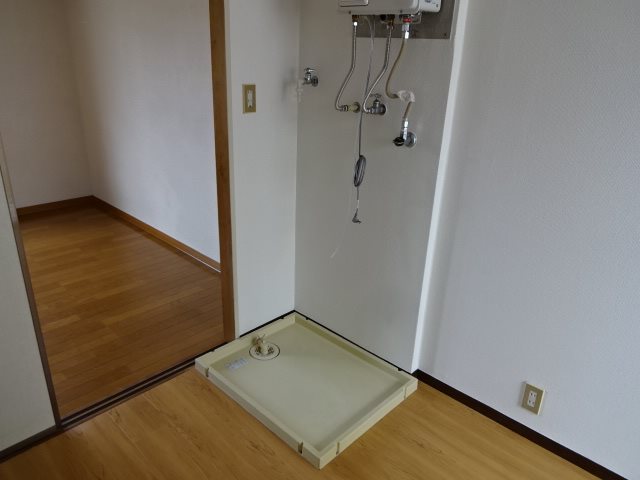 バルコニー　洗濯機置場と冷蔵庫置場です。大きめのものも置けます♪