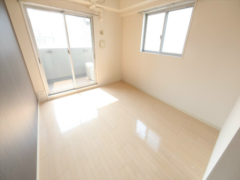 居室・リビング　洋室7.2帖　エアコン完備　角部屋