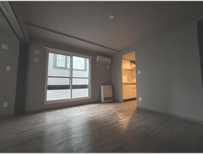 居室・リビング　内装中につき反転タイプの画像です。