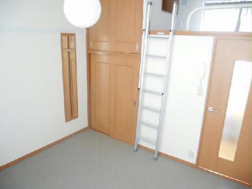 その他部屋・スペース　2階はカーペットの床面になっています。