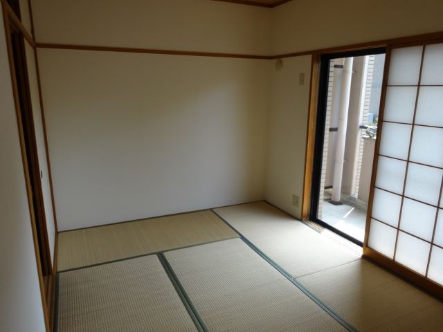居室・リビング　陽射しの気持ちいい和室です。