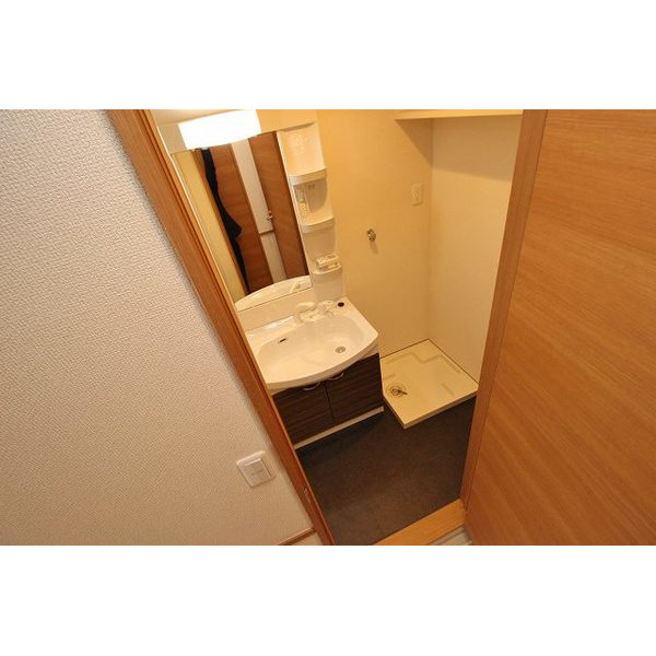 洗面設備　床の色が違う可能性あり