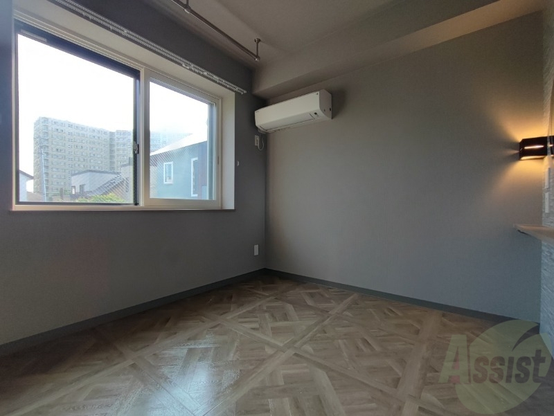 その他部屋・スペース　寝室はこちらです。光が差し込む、温かみのあるお部屋です。