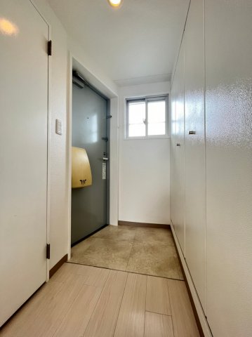 玄関　同物件、別号室の写真です。