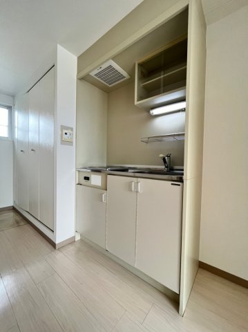 キッチン　同物件、別号室の写真です。
