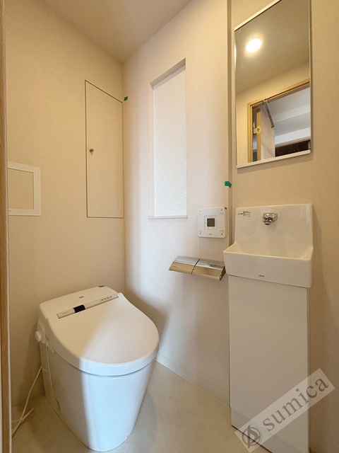 トイレ　人気アイテムの温水洗浄便座。清潔感のあるトイレです。
