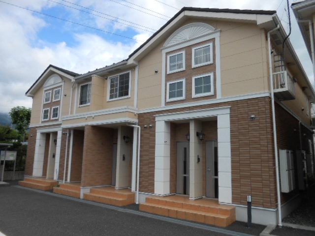 建物外観　建物玄関側（北面）を北西方向より撮影