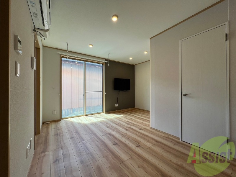 居室・リビング　南向きのお部屋でリビングにはしっかり日差しが入ります。