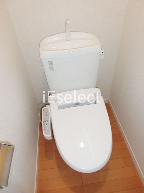 トイレ　温水洗浄便座付きのトイレ。
