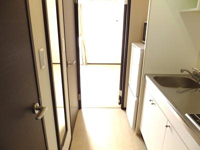 玄関　玄関から居室方向を撮りました。