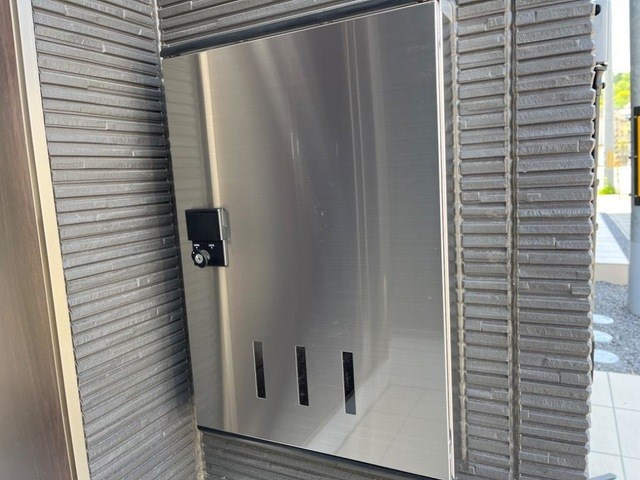 エントランス　宅配BOX付き