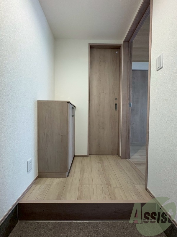 玄関　こちらは玄関になります。照明設備もございます。