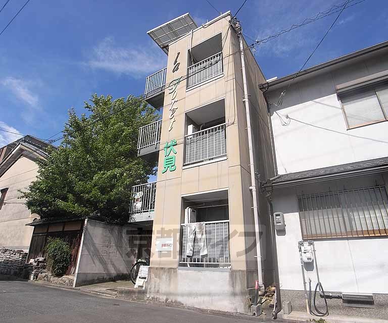 建物外観　３階建て、マンションタイプです。