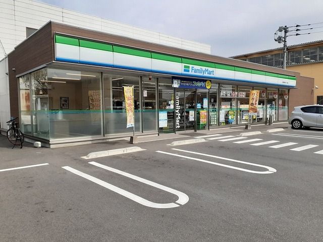 コンビニ　ファミリーマート（コンビニ）まで450m
