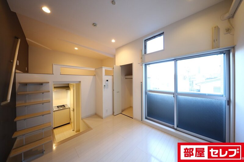 居室・リビング　２０３号室の写真を参照