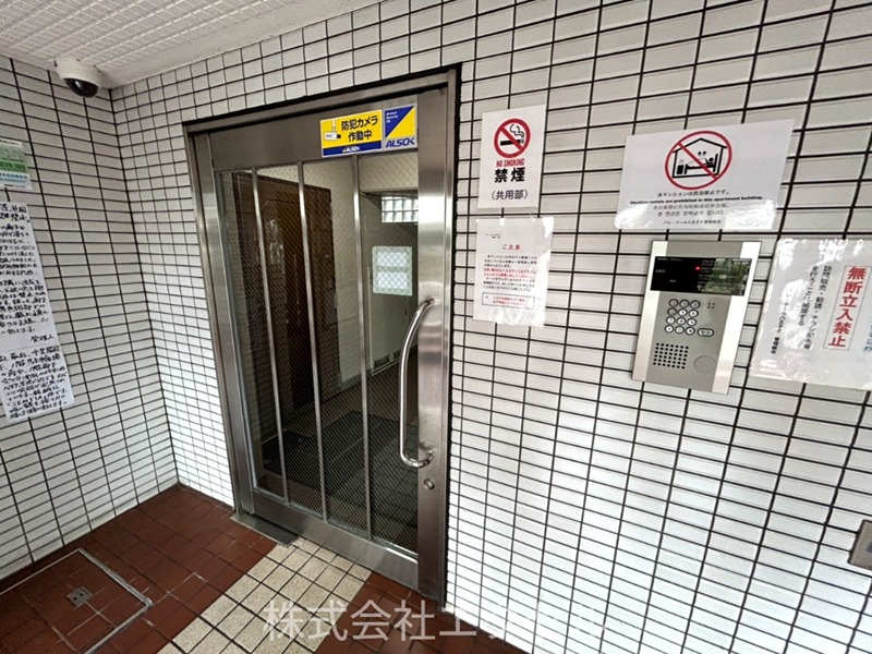エントランス　安心のオートロック仕様です。