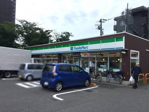 コンビニ　ファミリーマート板橋市場通り店（コンビニ）まで275m
