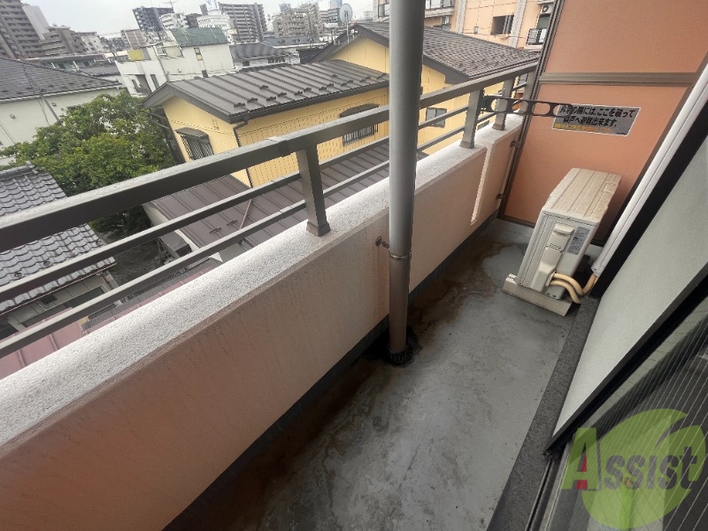 バルコニー　バルコニーはこちらです。長さも幅も丁度いい広さですね。