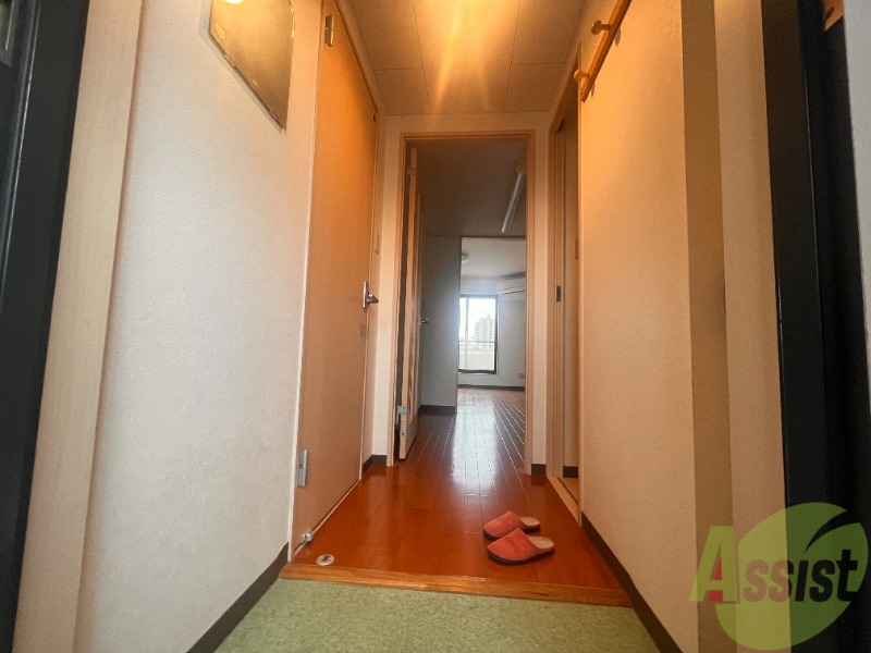 玄関　玄関から撮影しました。お部屋の明るさが伝わりますね。
